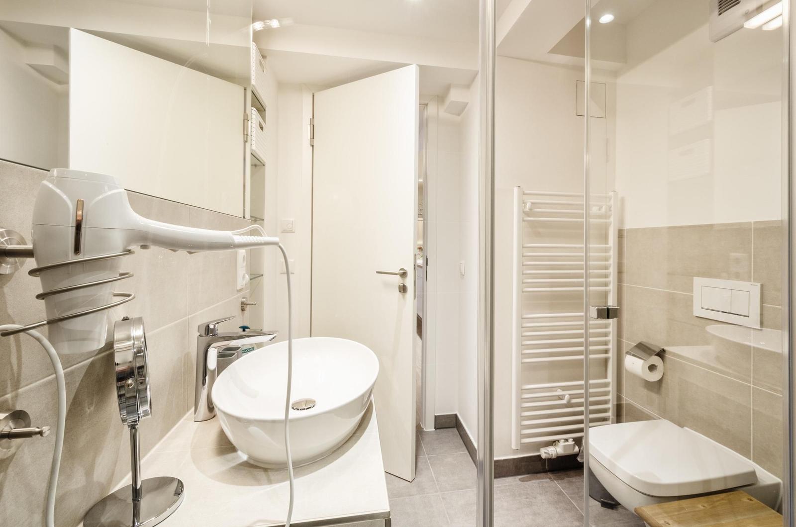 Badezimmer: Regendusche, WC, Haartrockner