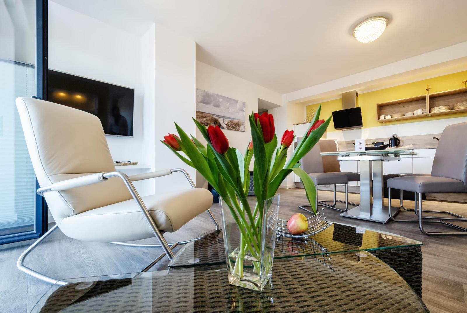 Wohnzimmer: Schlafsofa, TV, Essbereich, Zugang zum Balkon