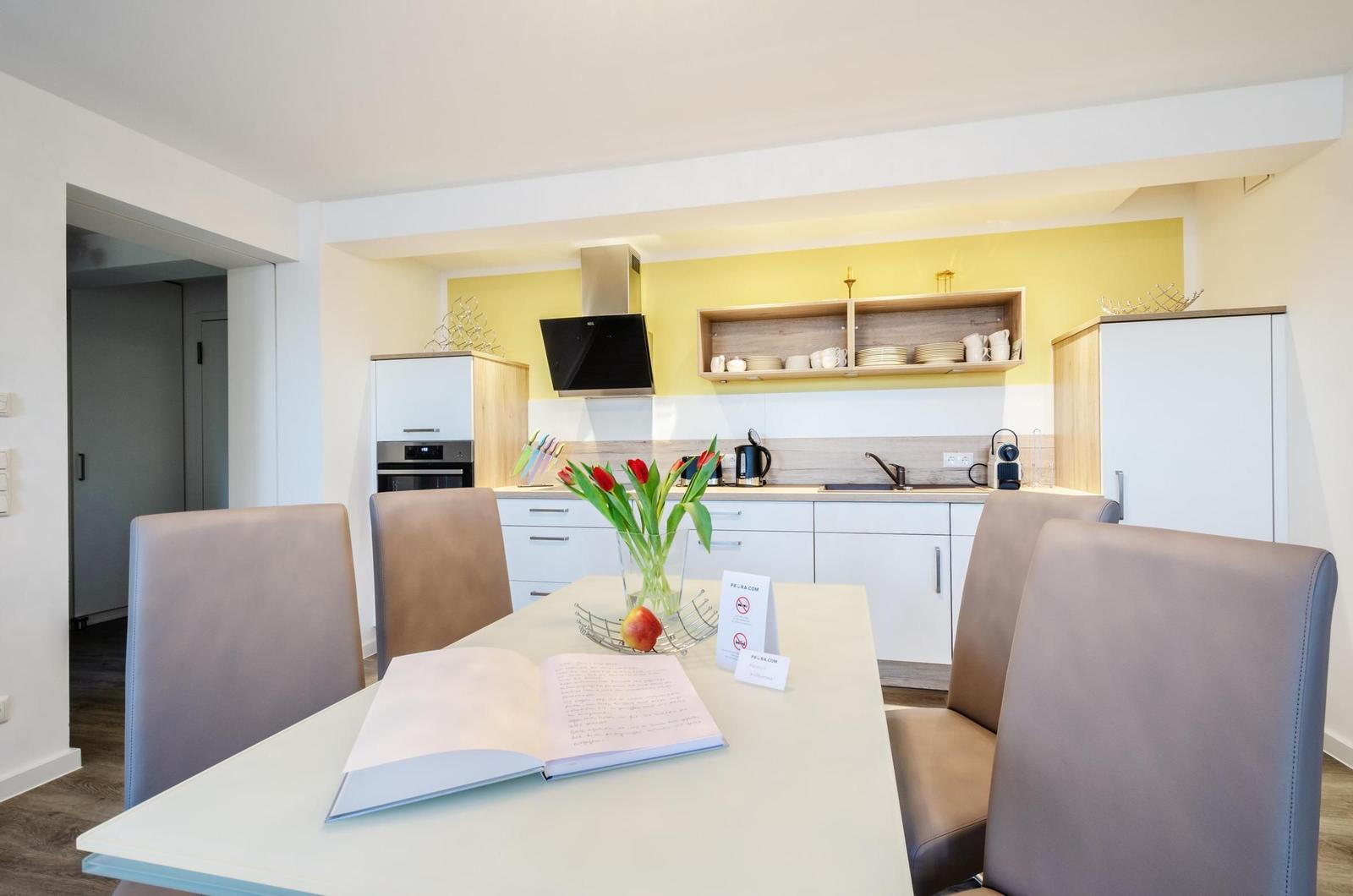 Wohnzimmer: Schlafsofa, TV, Essbereich, Zugang zum Balkon