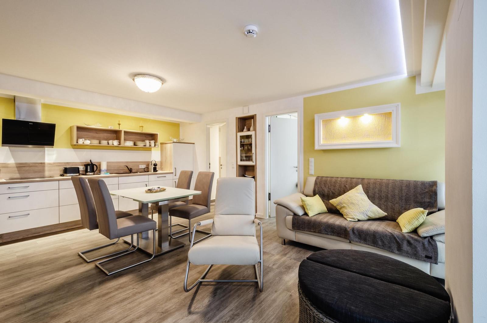 Wohnzimmer: Schlafsofa, TV, Essbereich, Zugang zum Balkon