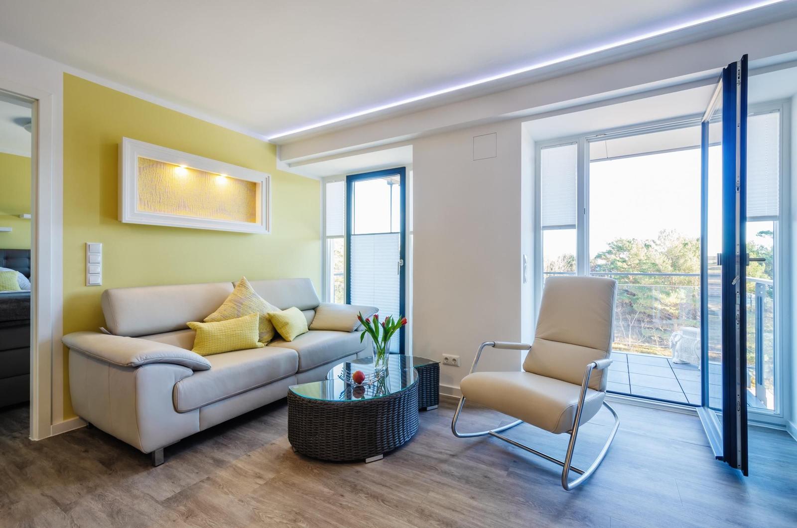 Wohnzimmer: Schlafsofa, TV, Essbereich, Zugang zum Balkon