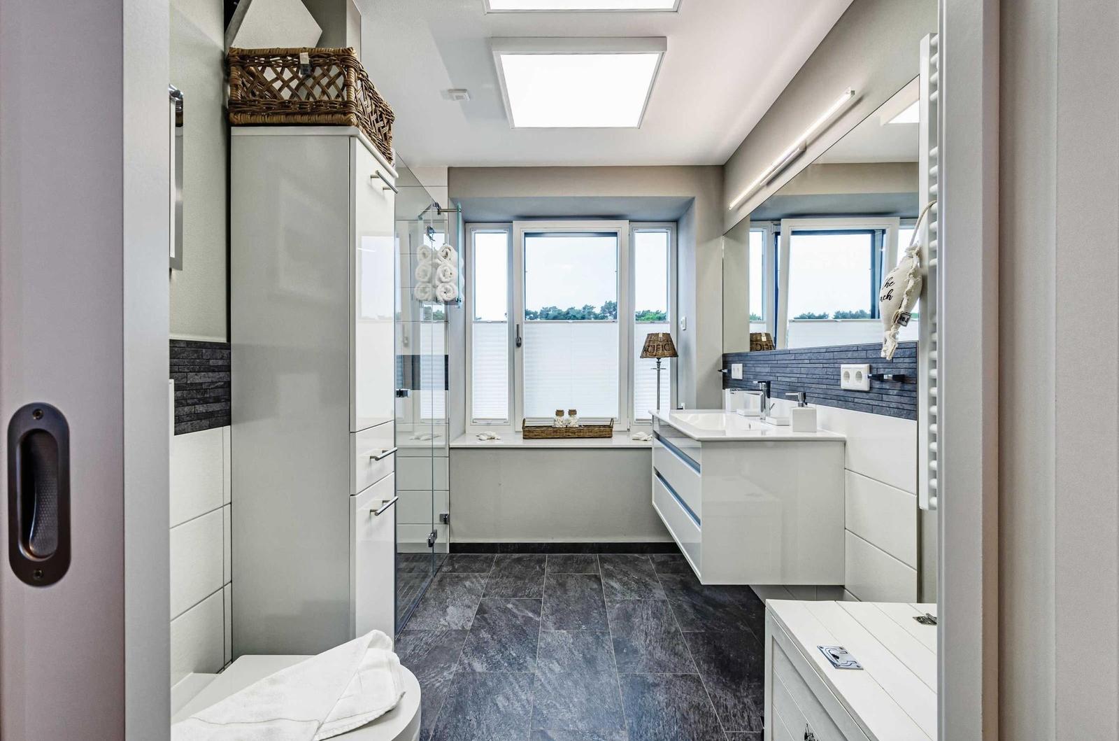 Badezimmer 1: Regendusche, WC, Haartrockner