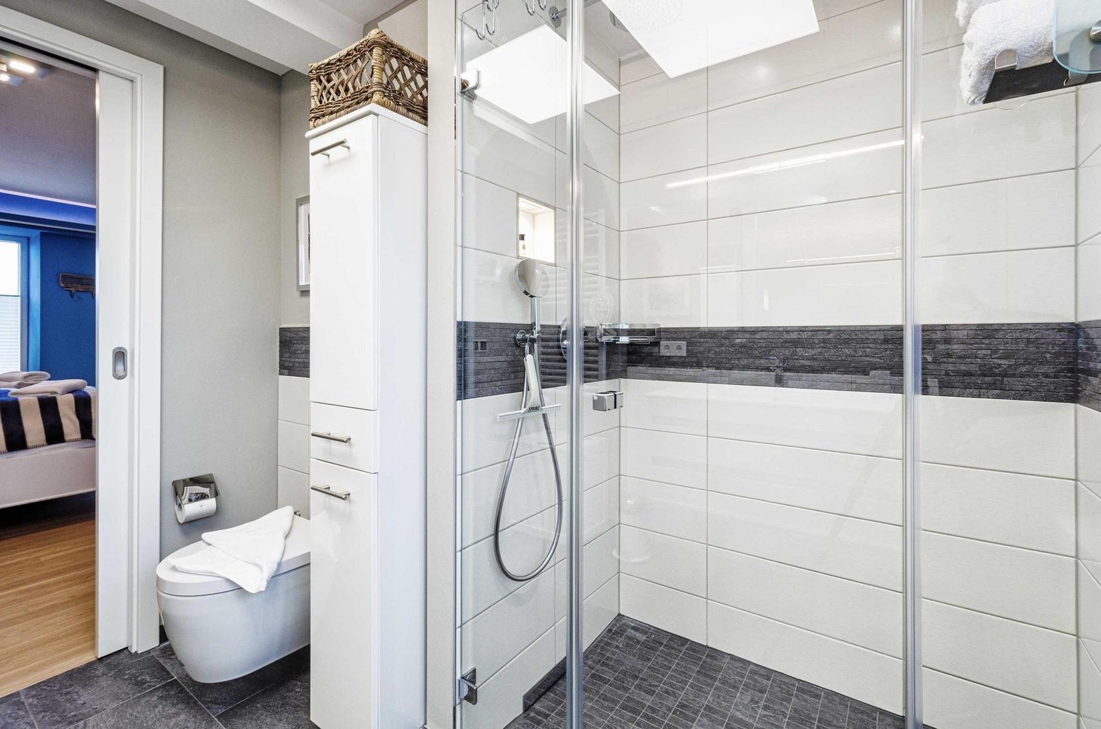 Badezimmer 1: Regendusche, WC, Haartrockner