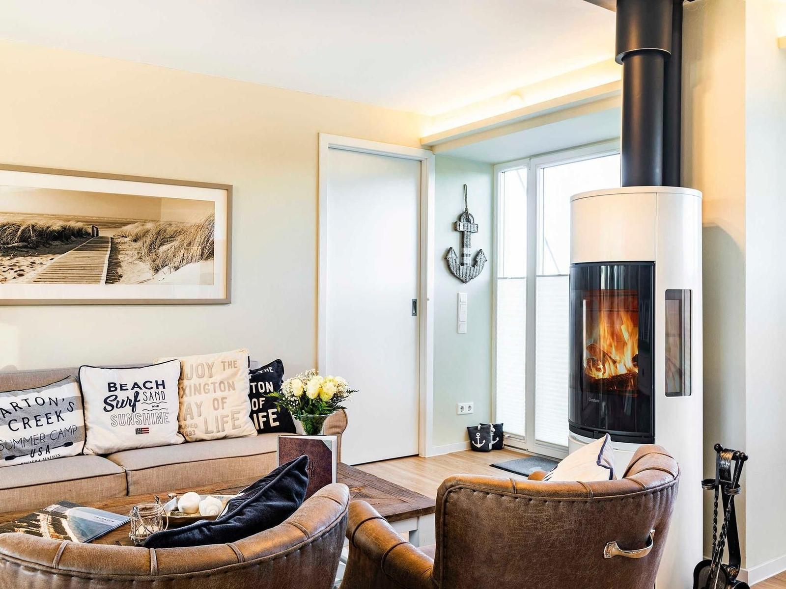 Wohnbereich/Essbereich: Sofa, TV, Treppenaufgang zur Dachterrasse, Zugang zum Balkon