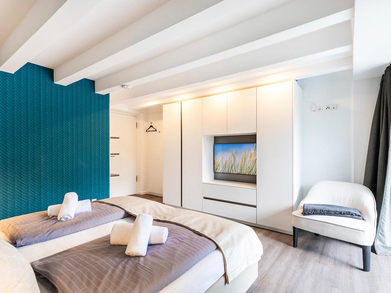 Schlafzimmer 1 (Seeseite): 1 Doppelbett (180x200), TV, Zugang zum Balkon