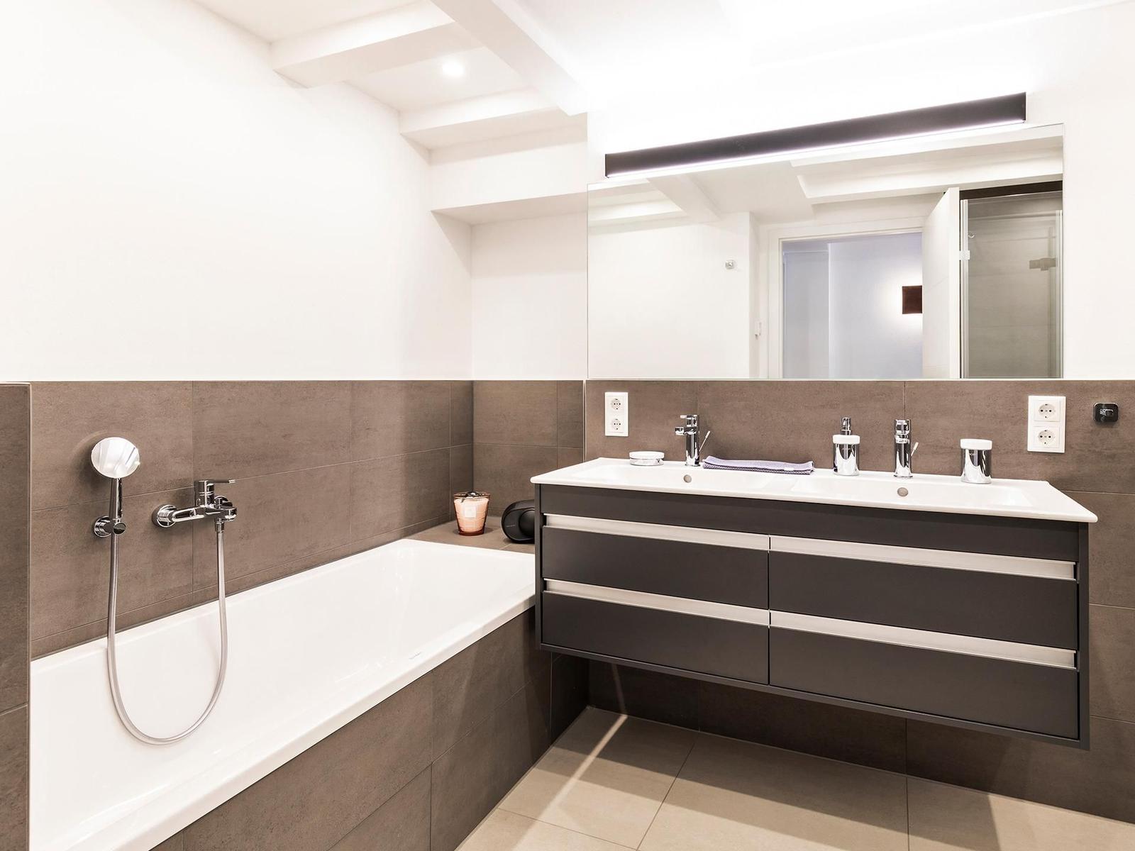 Badezimmer: Regendusche, WC, Waschbecken, Haartrockner