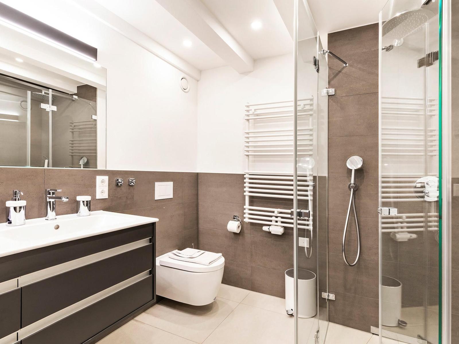 Badezimmer: Regendusche, WC, Waschbecken, Haartrockner
