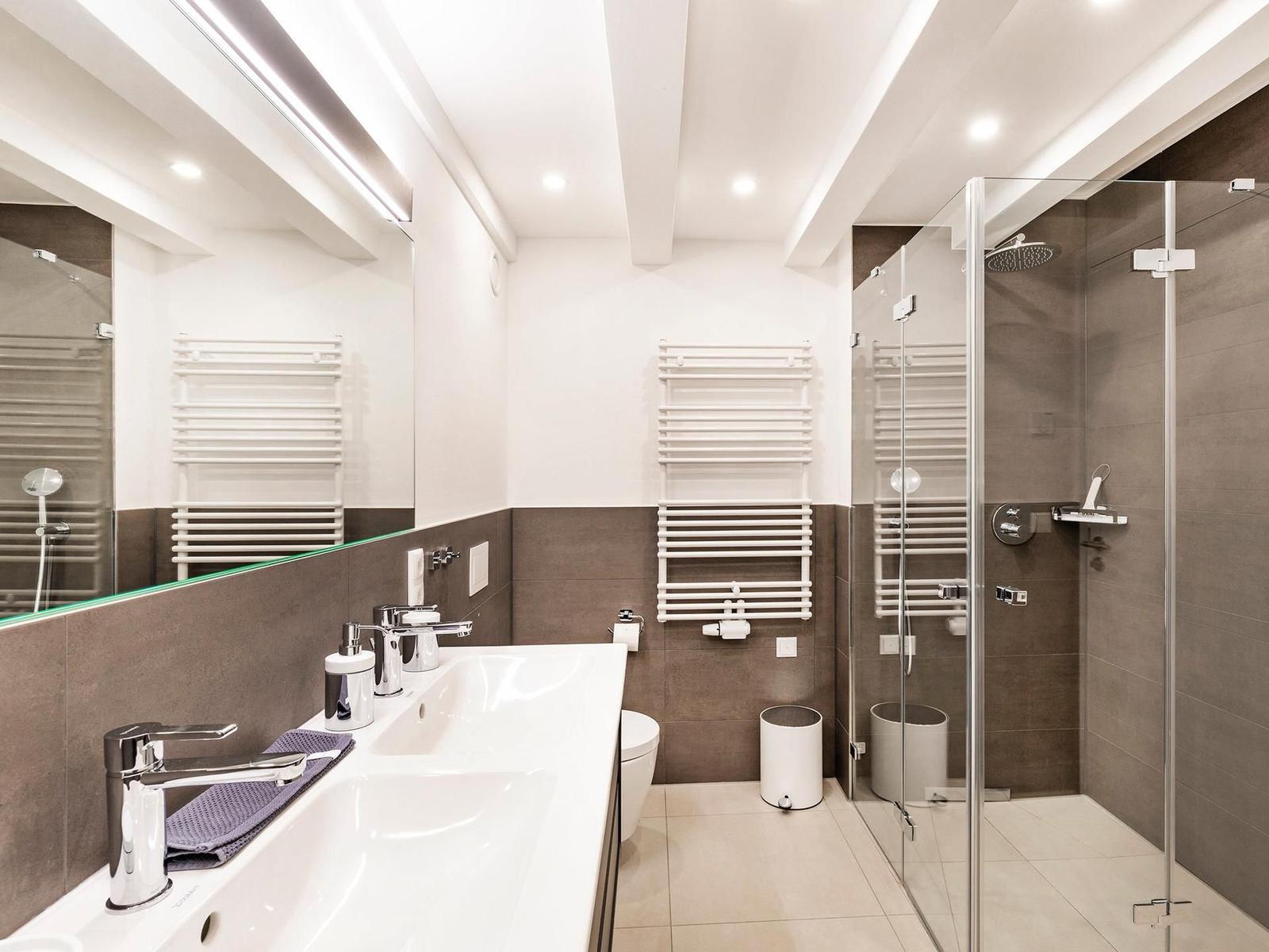 Badezimmer: Regendusche, WC, Waschbecken, Haartrockner