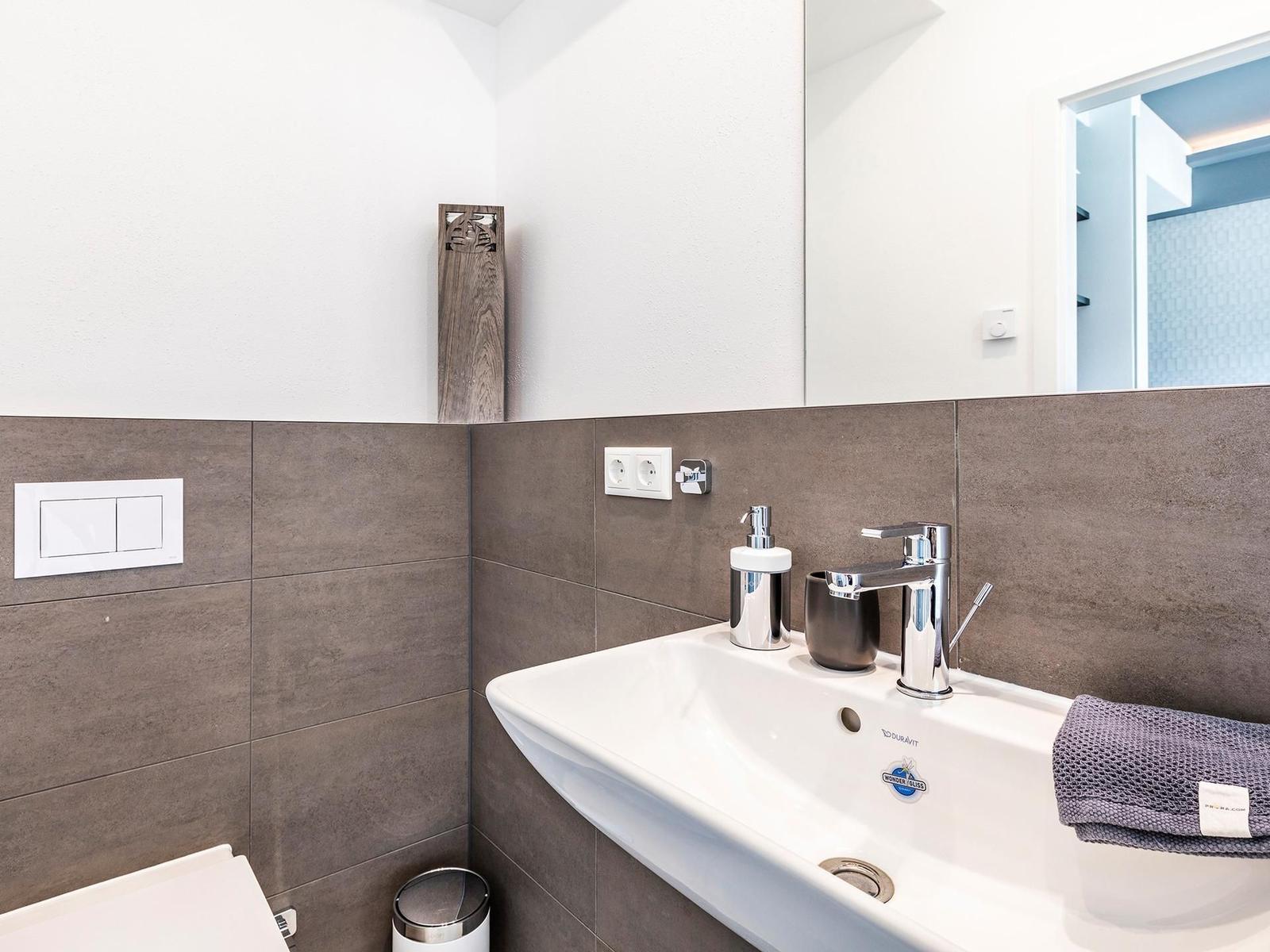 Badezimmer: Regendusche, WC, Waschbecken, Haartrockner