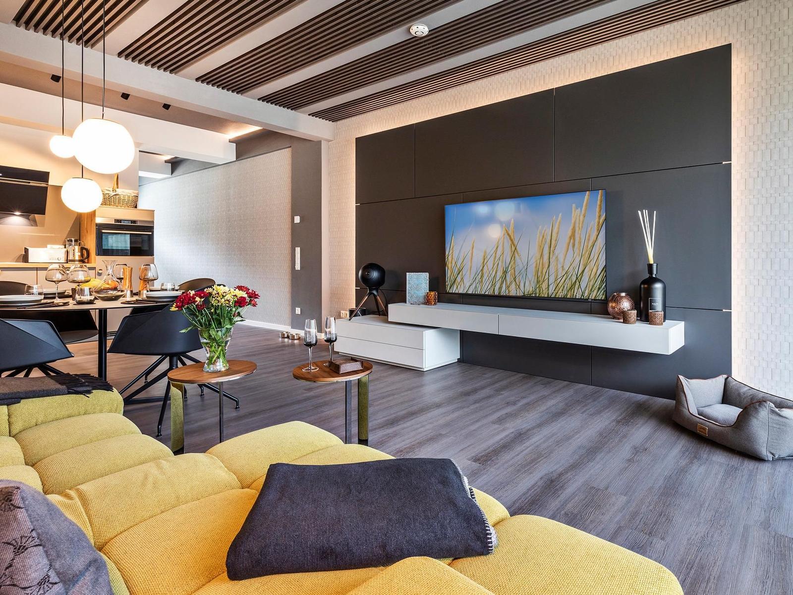 Wohn/Essbereich: Sofa, Sitzbereich, Essbereich, TV, Zugang zur Terrasse