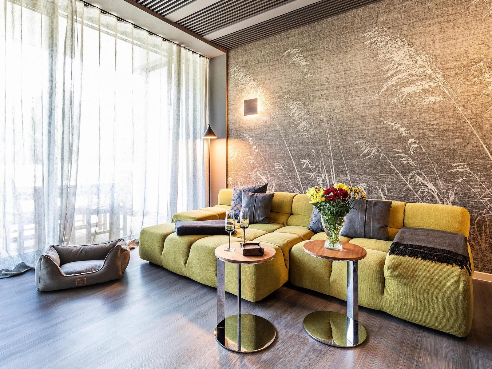 Wohn/Essbereich: Sofa, Sitzbereich, Essbereich, TV, Zugang zur Terrasse