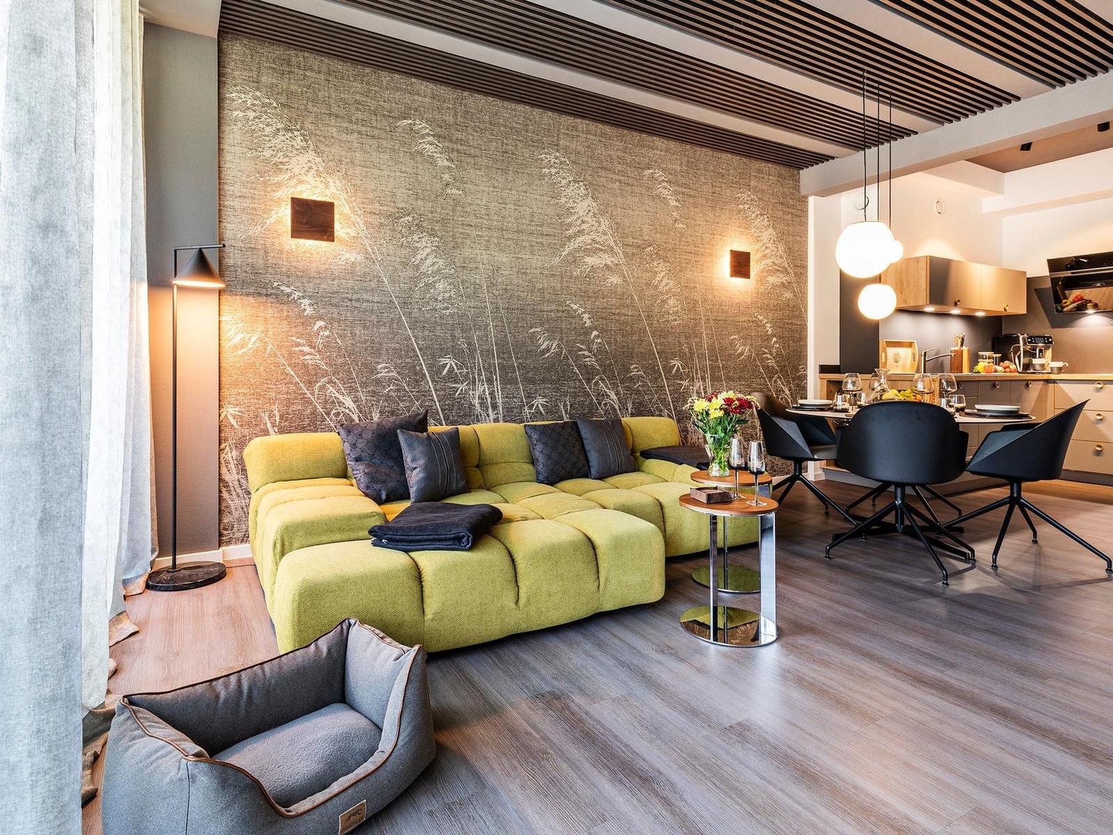 Wohn/Essbereich: Sofa, Sitzbereich, Essbereich, TV, Zugang zur Terrasse