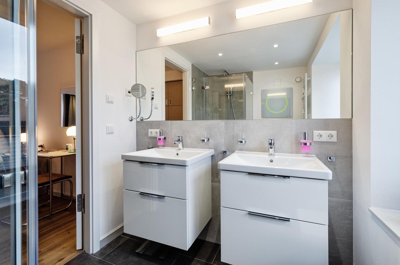 Badezimmer 1: Regendusche, WC, Haartrockner