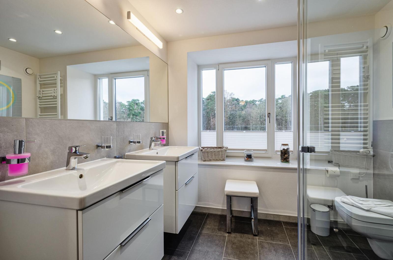 Badezimmer 1: Regendusche, WC, Haartrockner