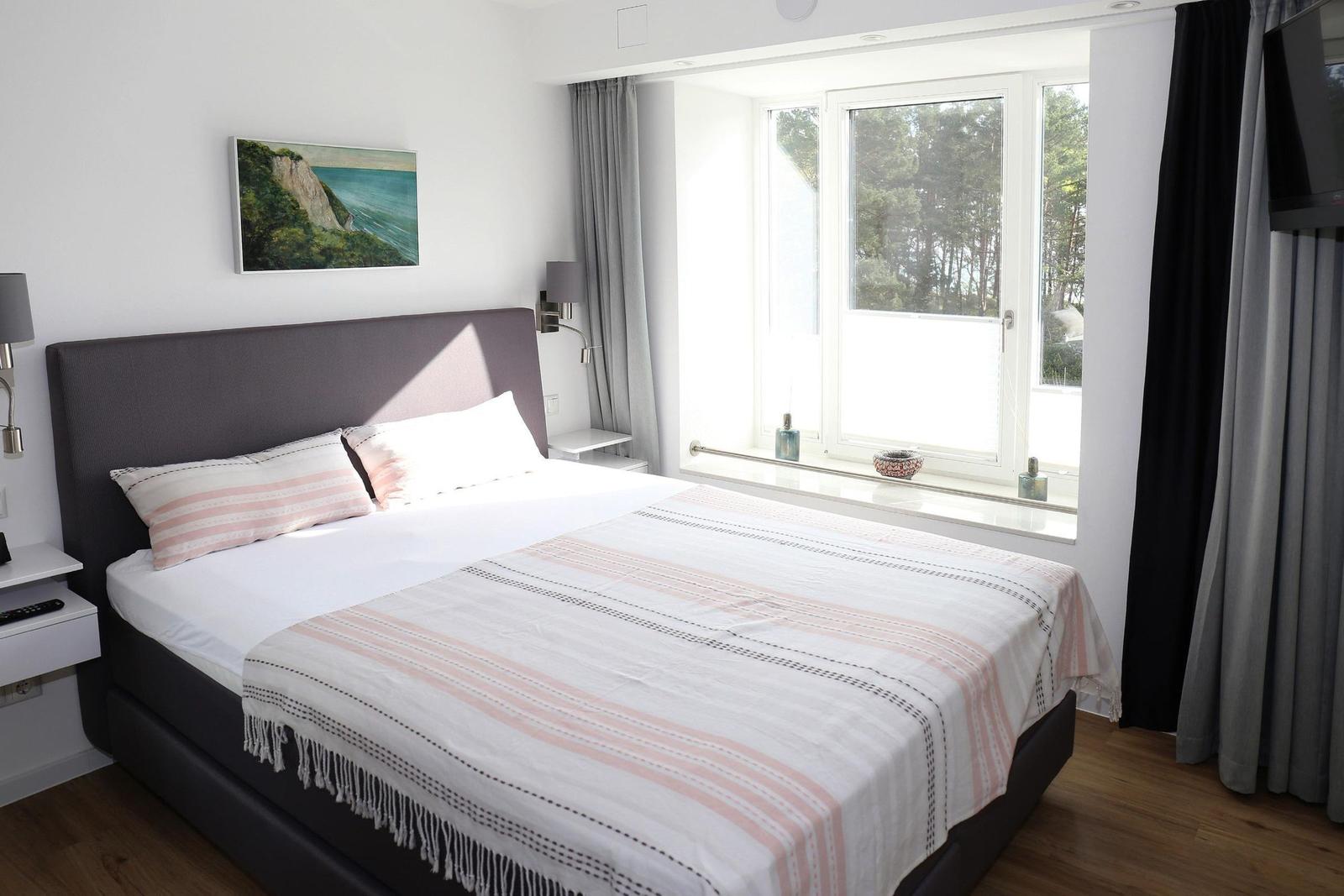 Schlafzimmer 1: Boxspringbett (180x200), TV, Verdunkelungsvorhänge, Fliegengitter, Schreibtisch
