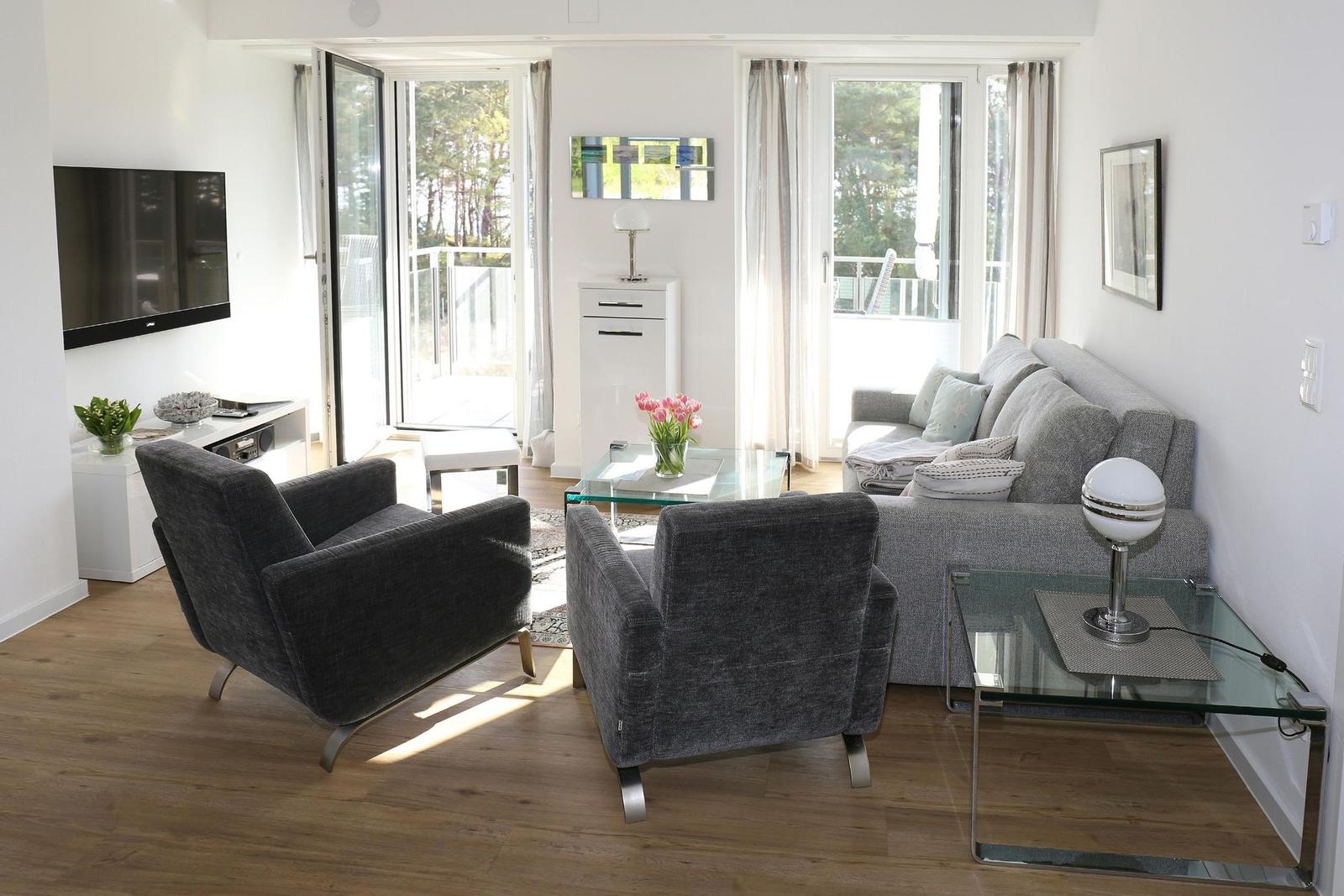 Wohnzimmer: Schlafsofa, TV, Zugang zum Balkon