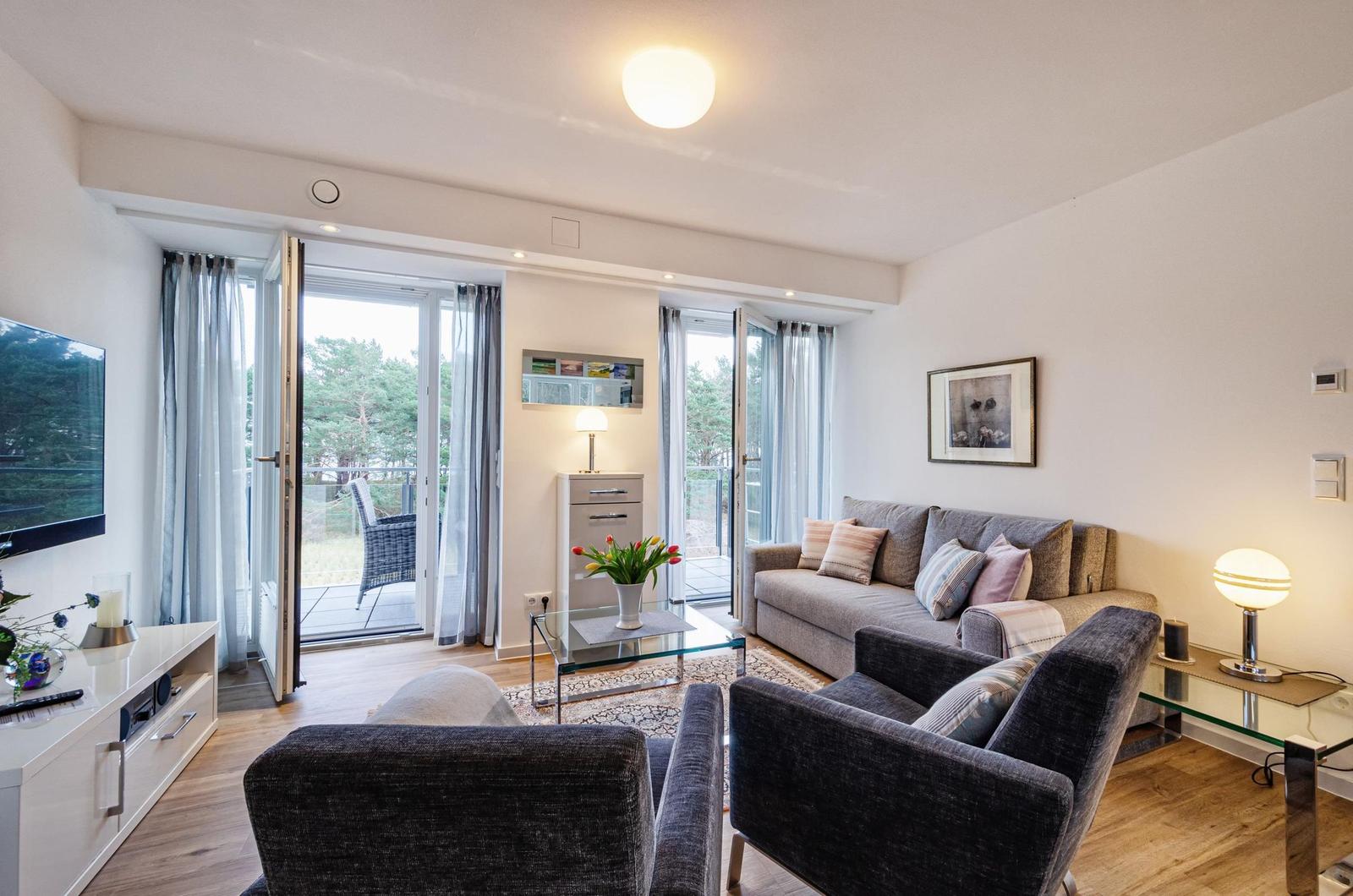 Wohnzimmer: Schlafsofa, TV, Zugang zum Balkon