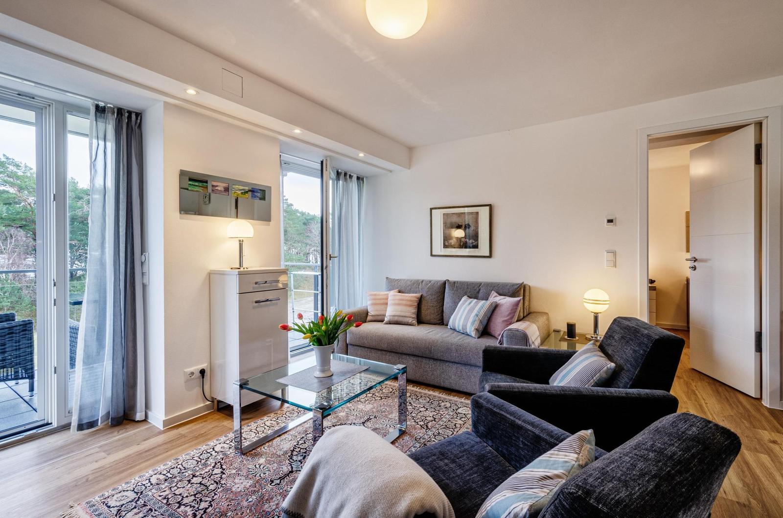Wohnzimmer: Schlafsofa, TV, Zugang zum Balkon