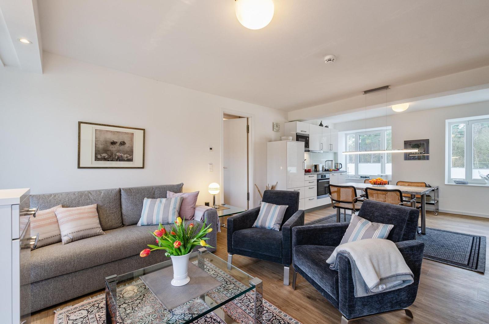 Wohnzimmer: Schlafsofa, TV, Zugang zum Balkon