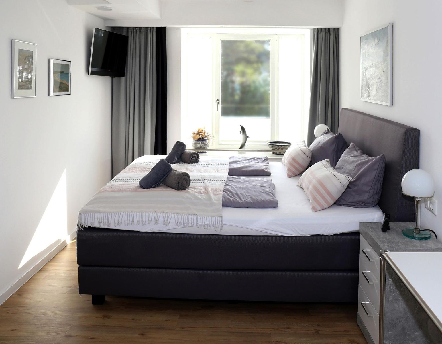 Schlafzimmer 2: Boxspringbett (160x200), TV, Verdunkelungsvorhänge, Fliegengitter,