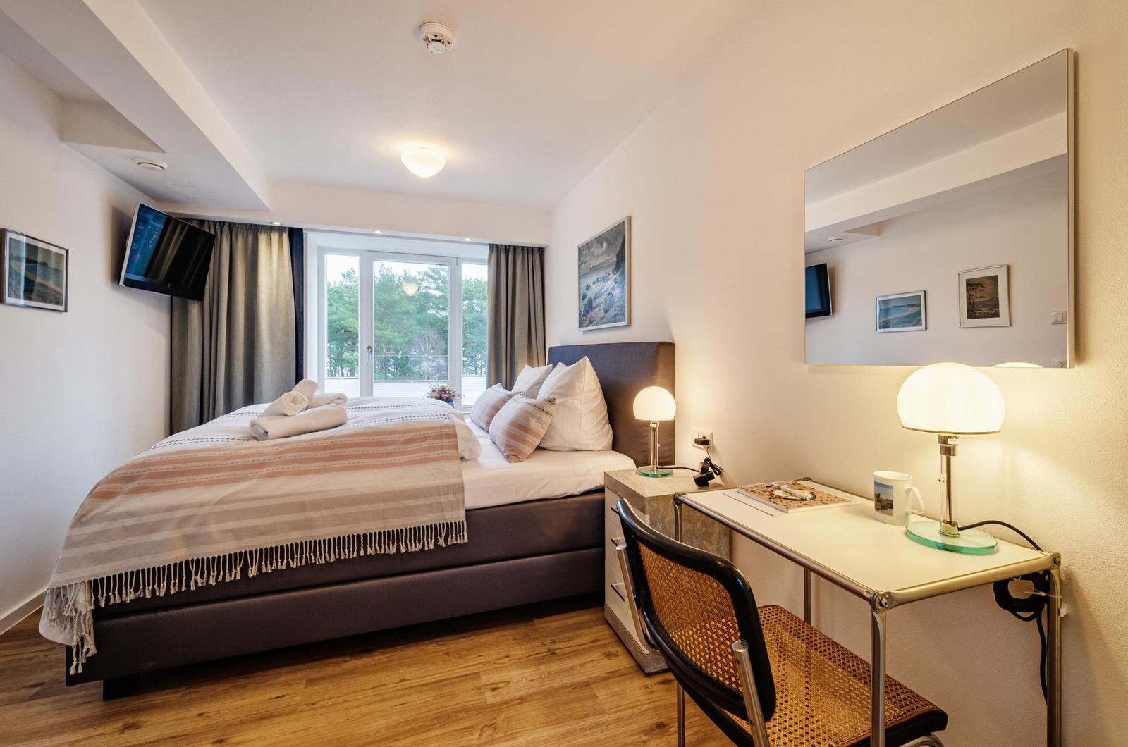 Schlafzimmer 2: Boxspringbett (160x200), TV, Verdunkelungsvorhänge, Fliegengitter,