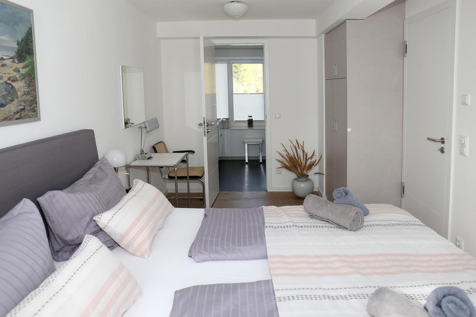 Schlafzimmer 2: Boxspringbett (160x200), TV, Verdunkelungsvorhänge, Fliegengitter,