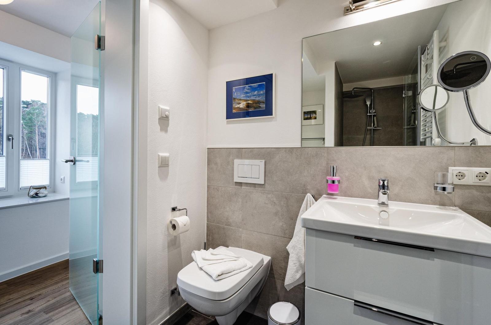 Badezimmer 2: Regendusche, WC, Haartrockner