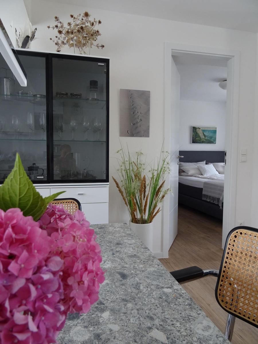 Wohnzimmer: Schlafsofa, TV, Zugang zum Balkon