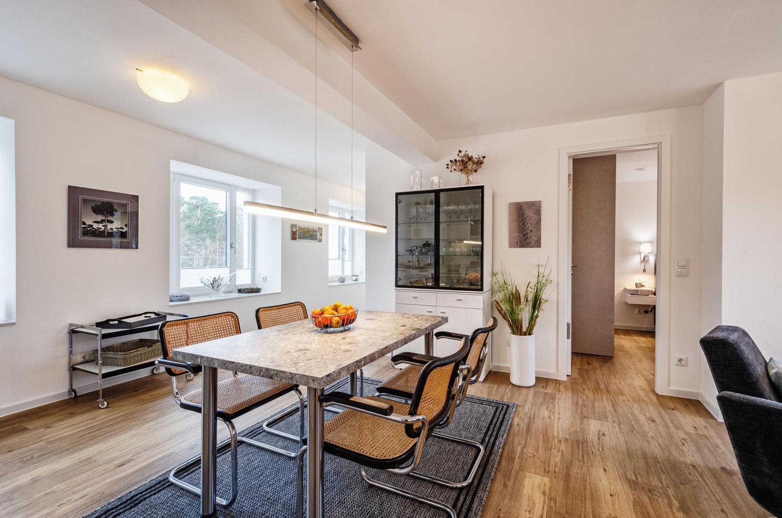 Wohnzimmer: Schlafsofa, TV, Zugang zum Balkon