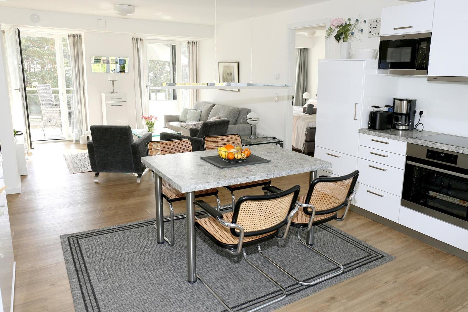 Wohnzimmer: Schlafsofa, TV, Zugang zum Balkon