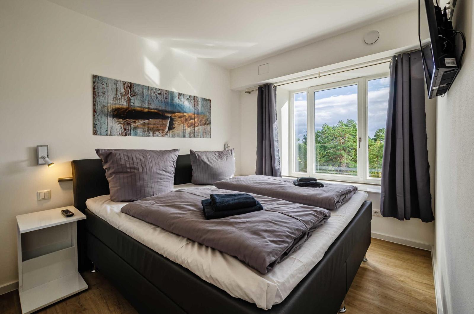 Schlafzimmer 1: Boxspringbett (180 x 200), TV, Kleiderschrank
