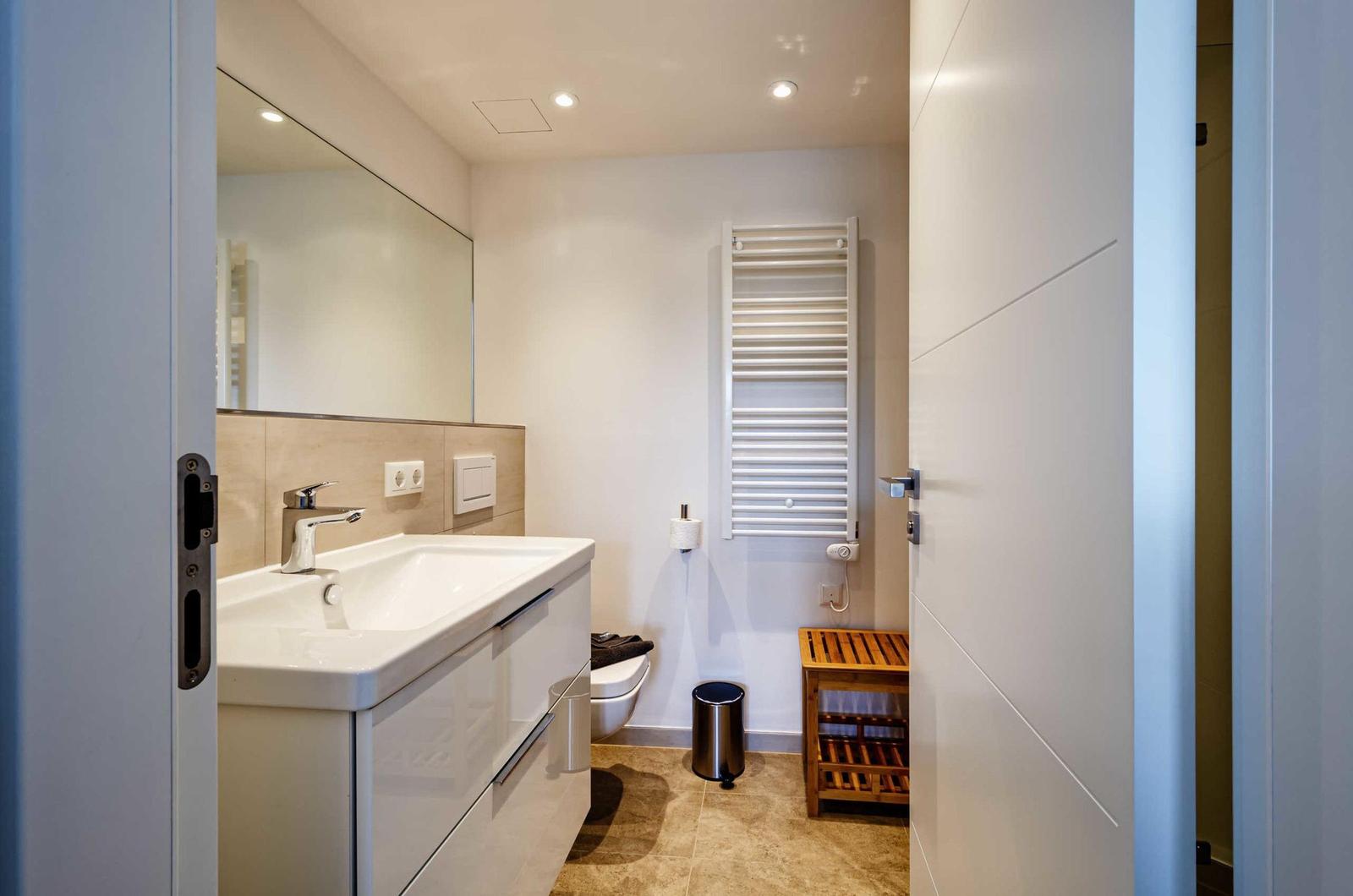 Badezimmer: Regendusche, WC, Haartrockner