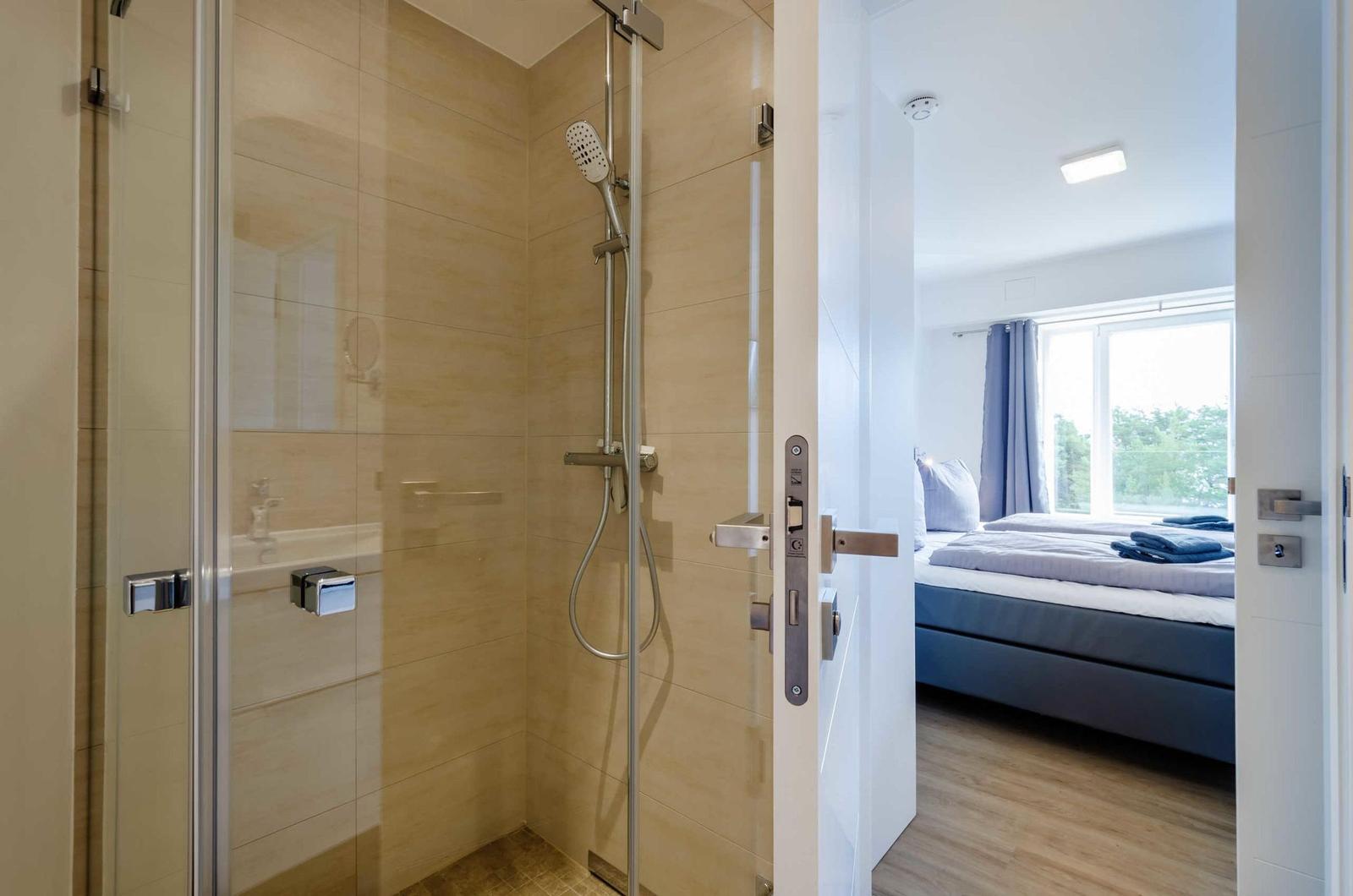 Badezimmer: Regendusche, WC, Haartrockner