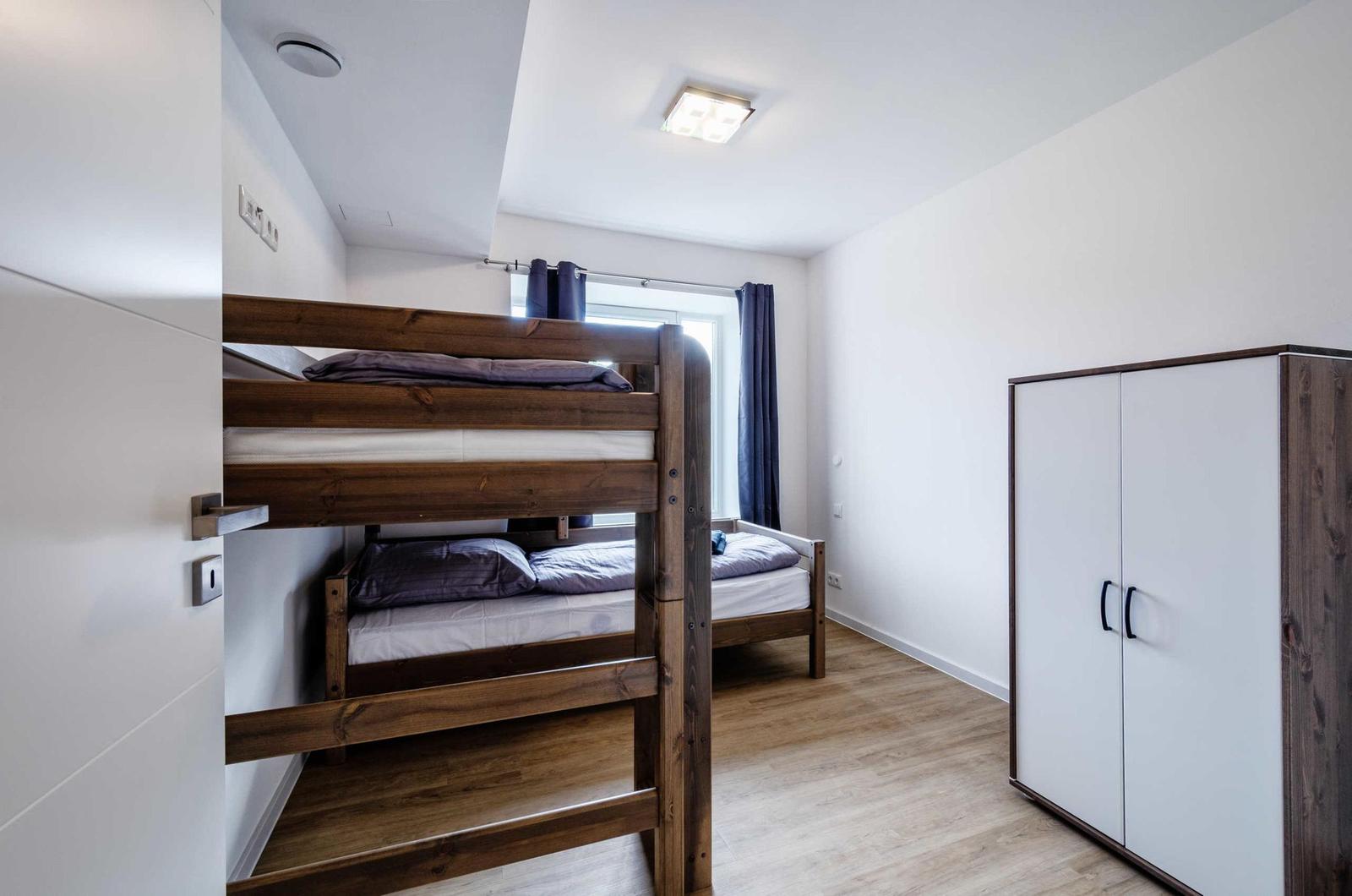 Schlafzimmer 2: Etagenbett und Einzelbett (je 90 x 200 cm), kleiner Schrank