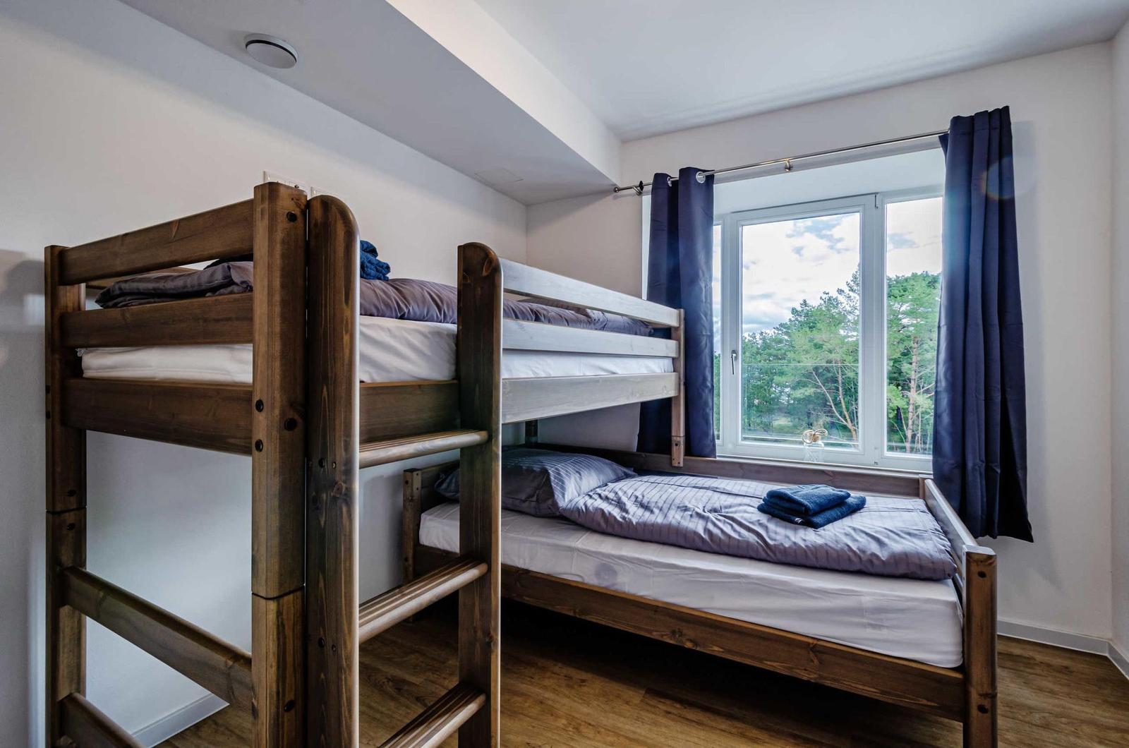 Schlafzimmer 2: Etagenbett und Einzelbett (je 90 x 200 cm), kleiner Schrank