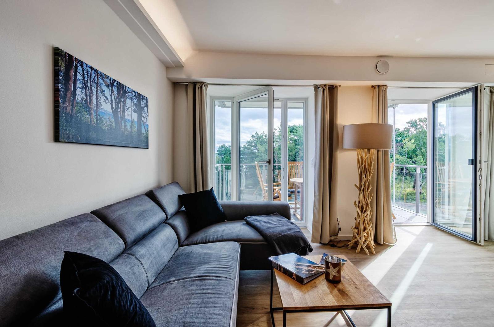 Wohnzimmer: Sofa, TV, Zugang zum Balkon