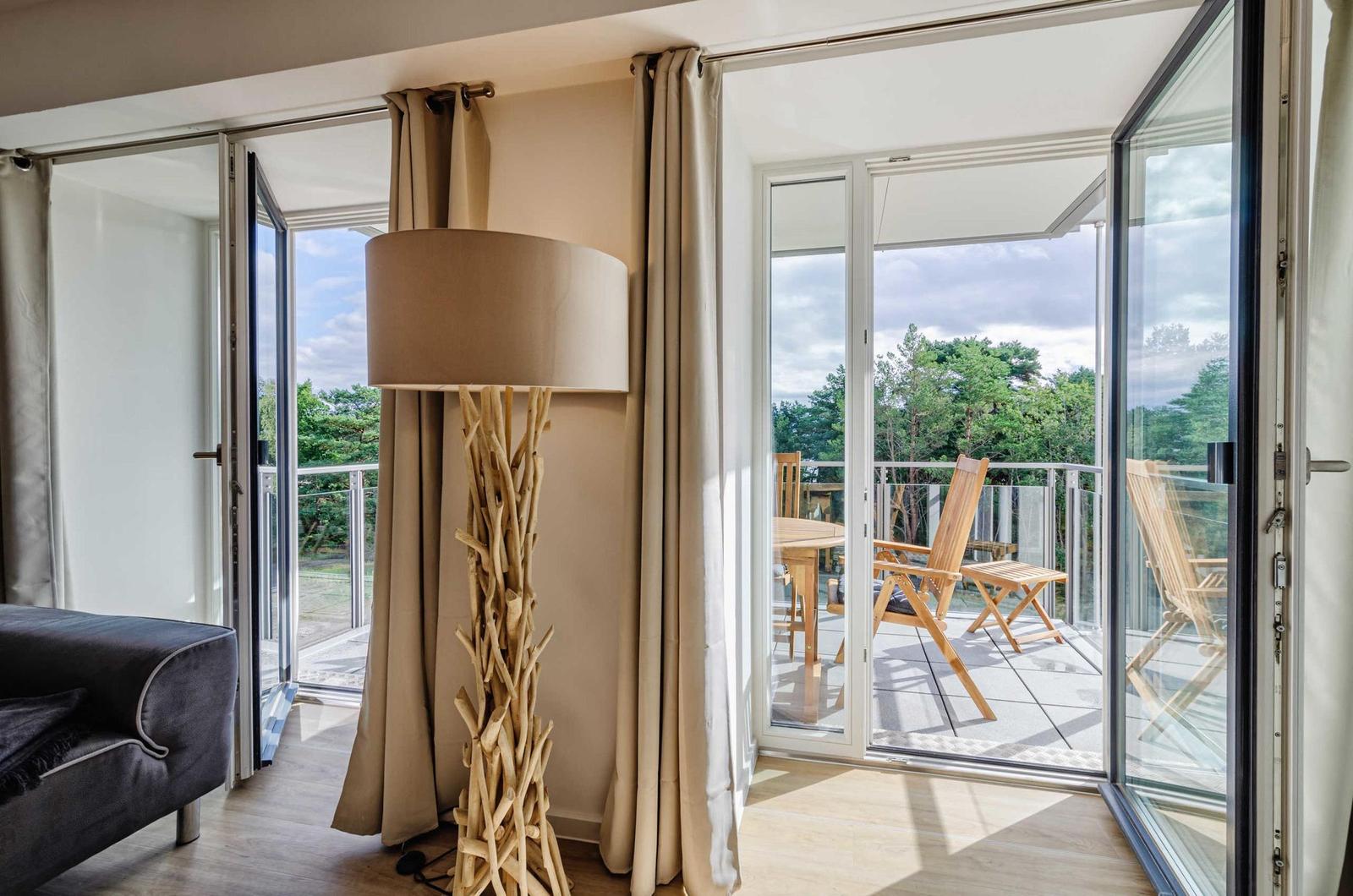 Wohnzimmer: Sofa, TV, Zugang zum Balkon