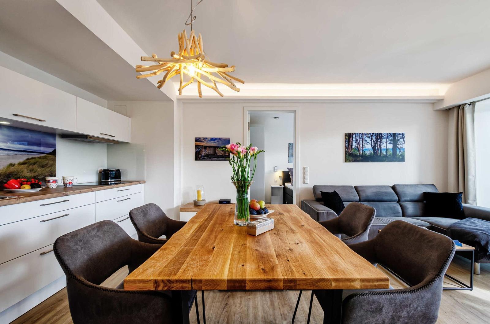 Wohnzimmer: Sofa, TV, Zugang zum Balkon