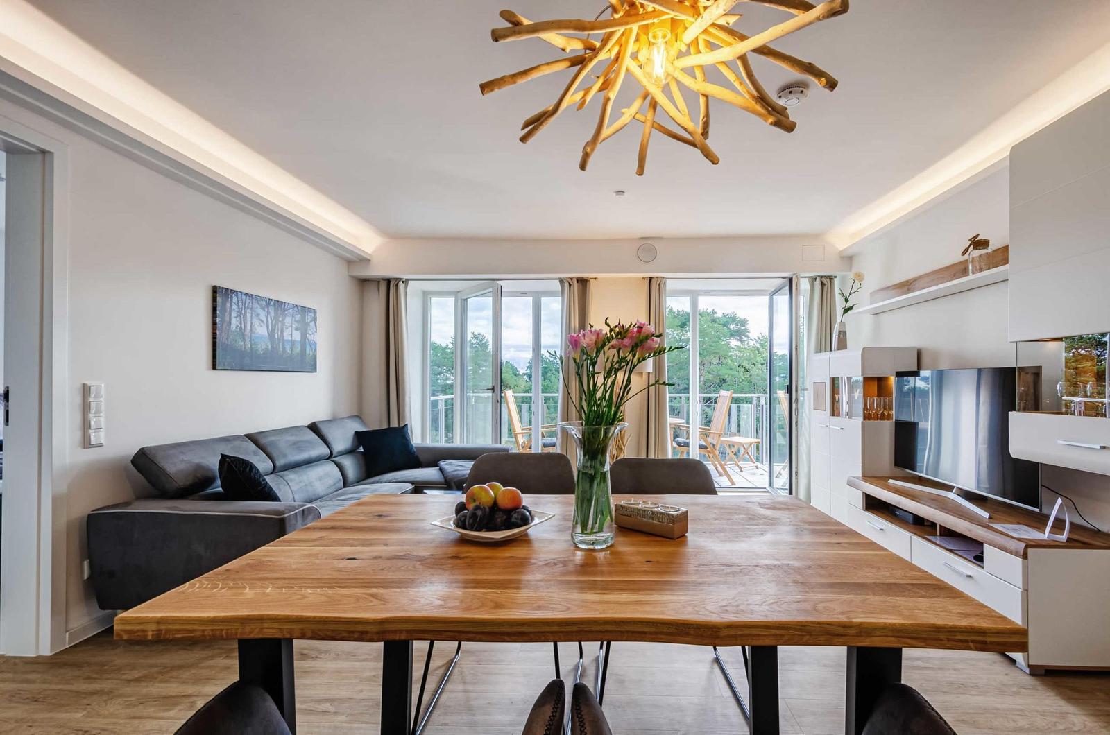 Wohnzimmer: Sofa, TV, Zugang zum Balkon