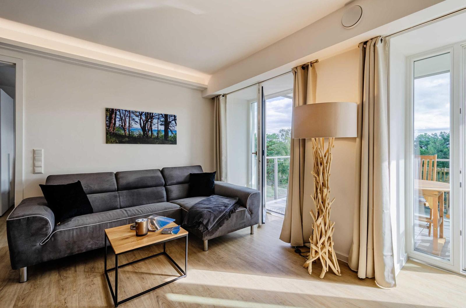 Wohnzimmer: Sofa, TV, Zugang zum Balkon