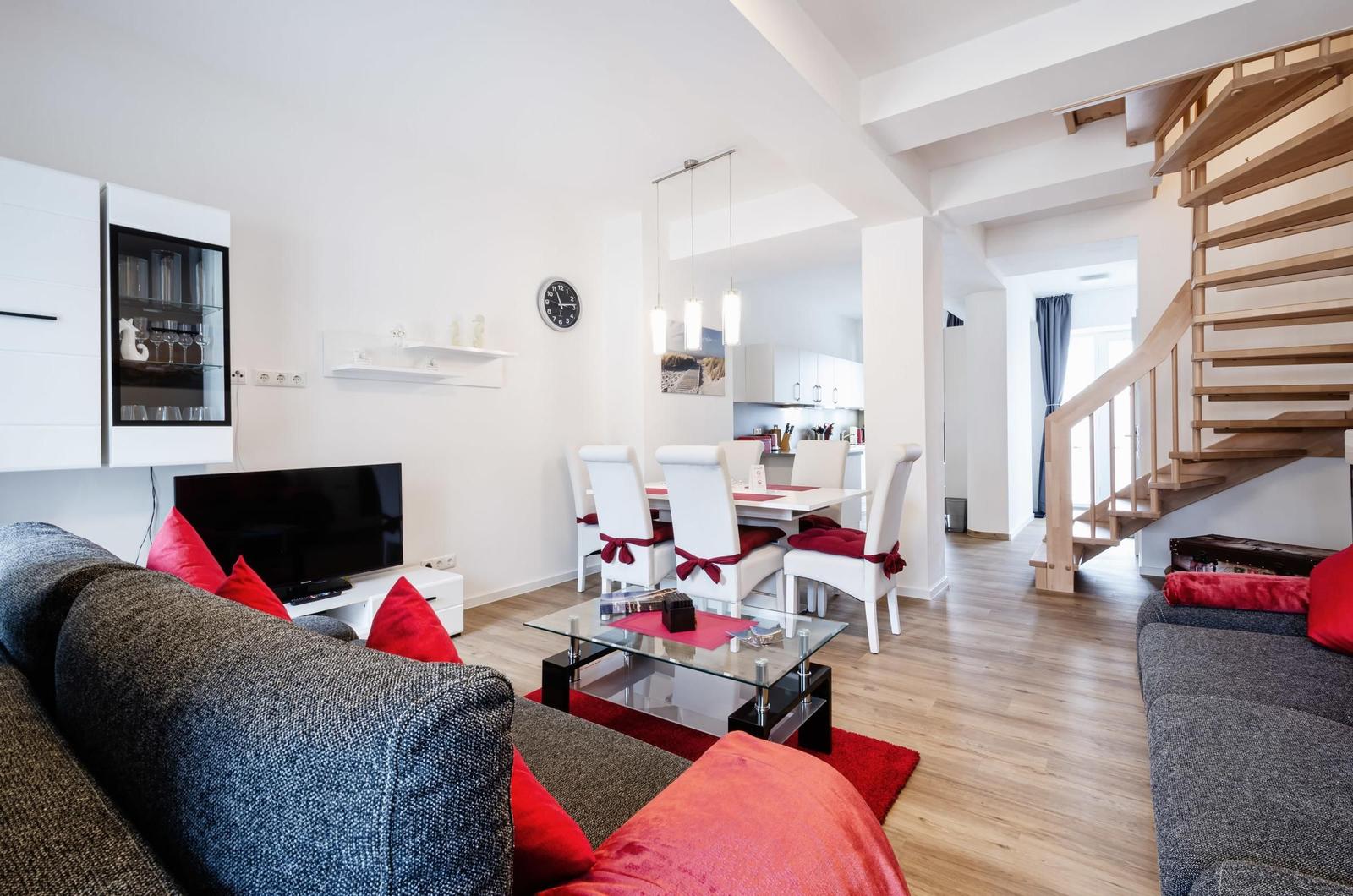 Wohn- /Essbereich: Couch, Schlafsofa, TV , Essbereich, Zugang zur Terrasse