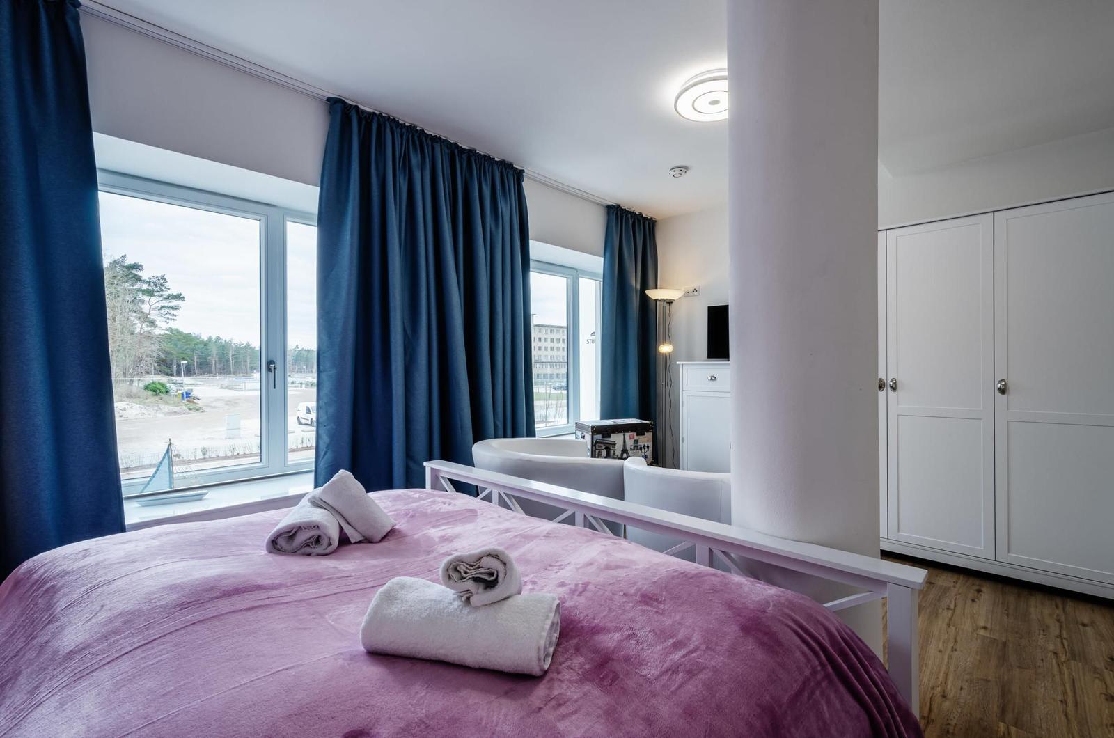 Schlafzimmer 2: Doppelbett (160x200), TV