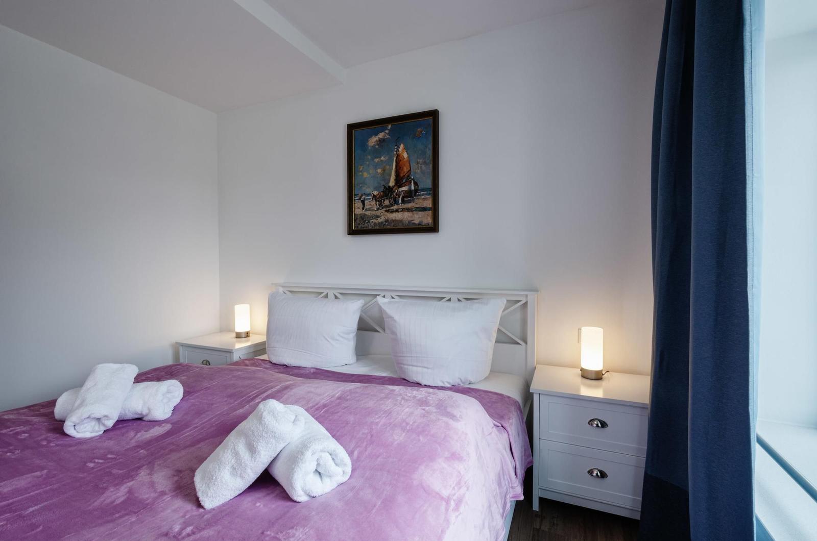 Schlafzimmer 2: Doppelbett (160x200), TV
