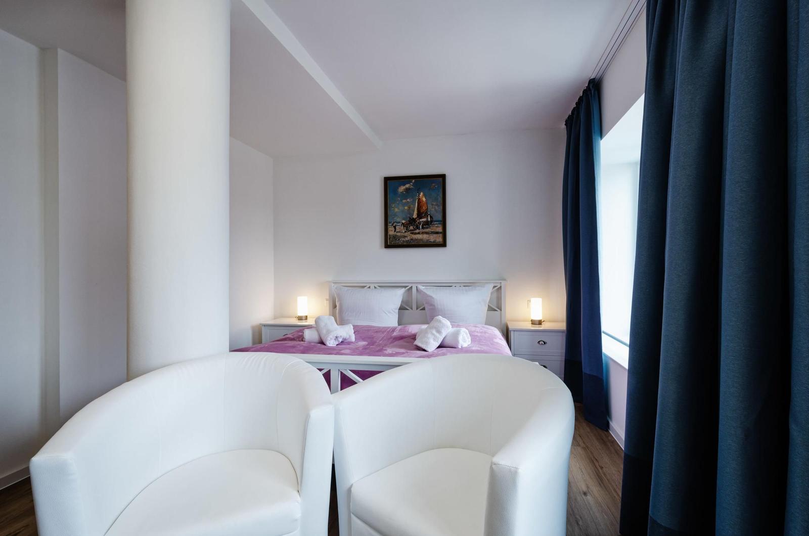 Schlafzimmer 2: Doppelbett (160x200), TV