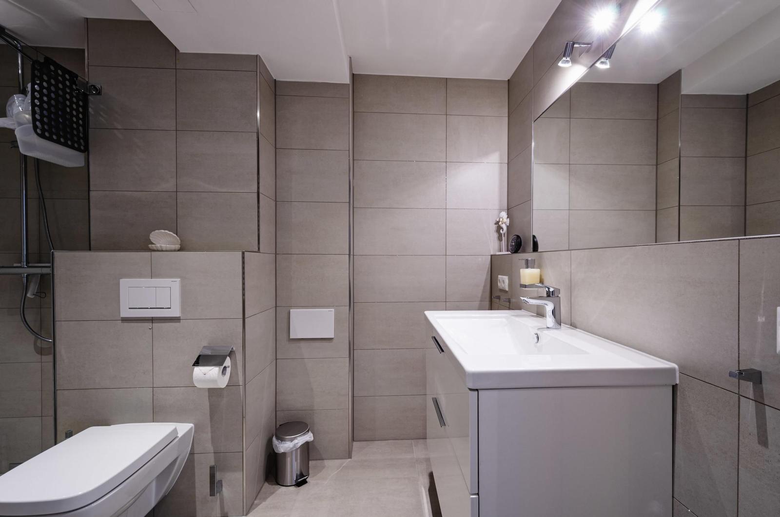 Badezimmer: Regendusche, Haartrockner, WC