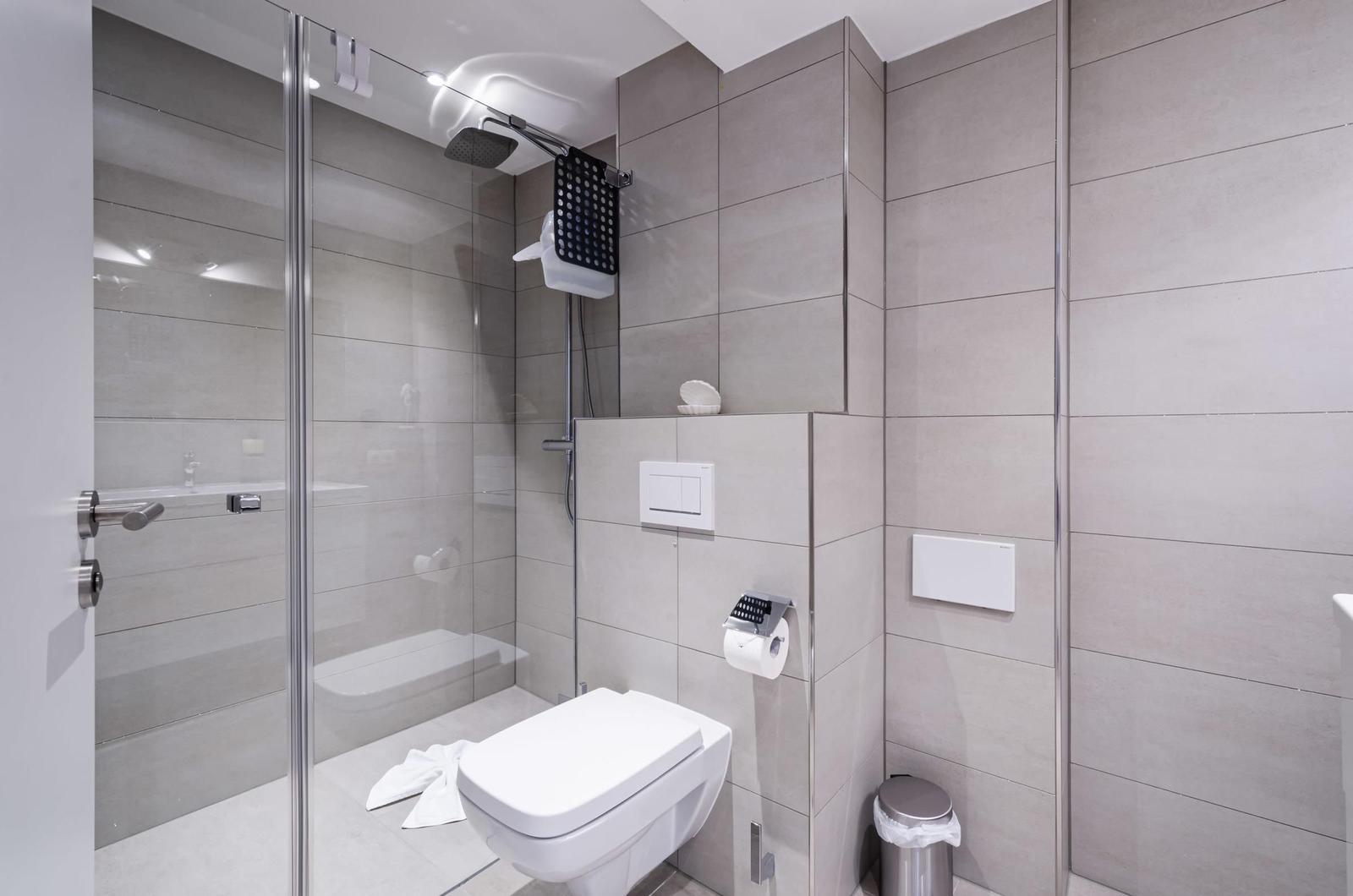 Badezimmer: Regendusche, Haartrockner, WC