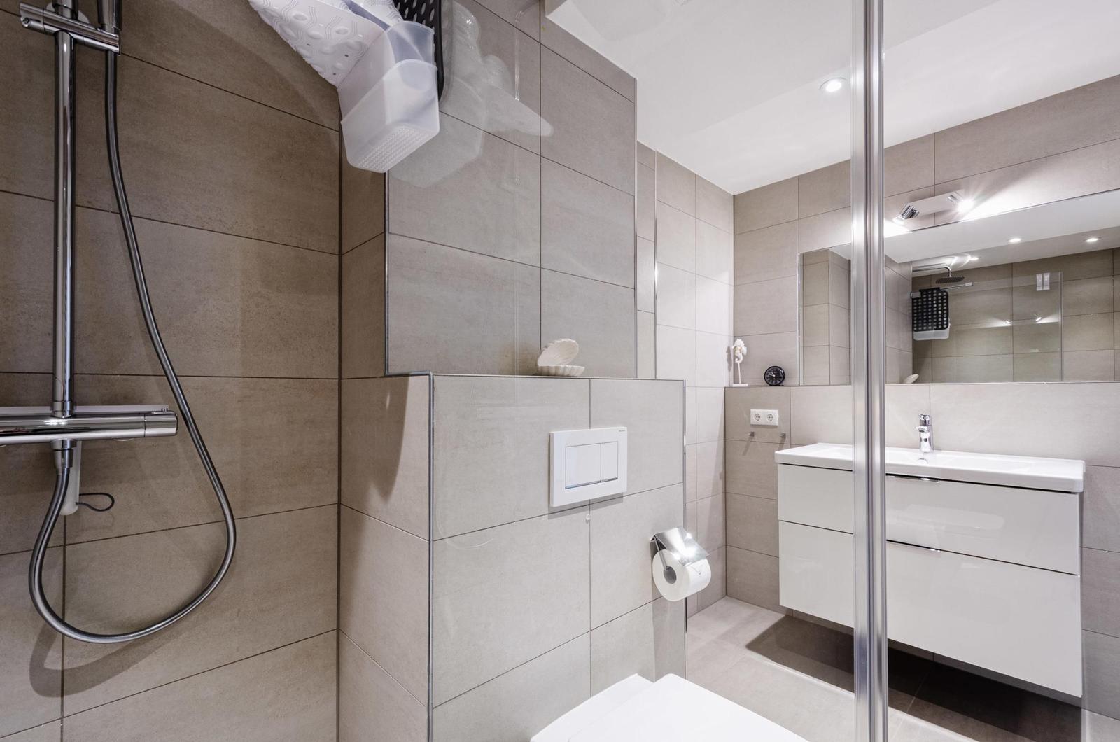 Badezimmer: Regendusche, Haartrockner, WC