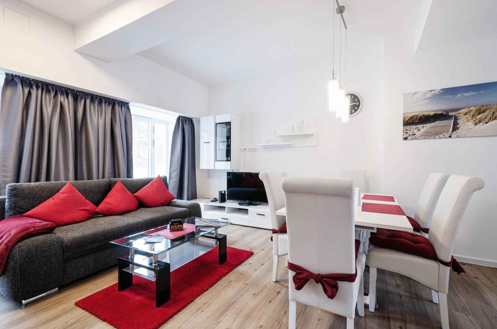 Wohn- /Essbereich: Couch, Schlafsofa, TV , Essbereich, Zugang zur Terrasse