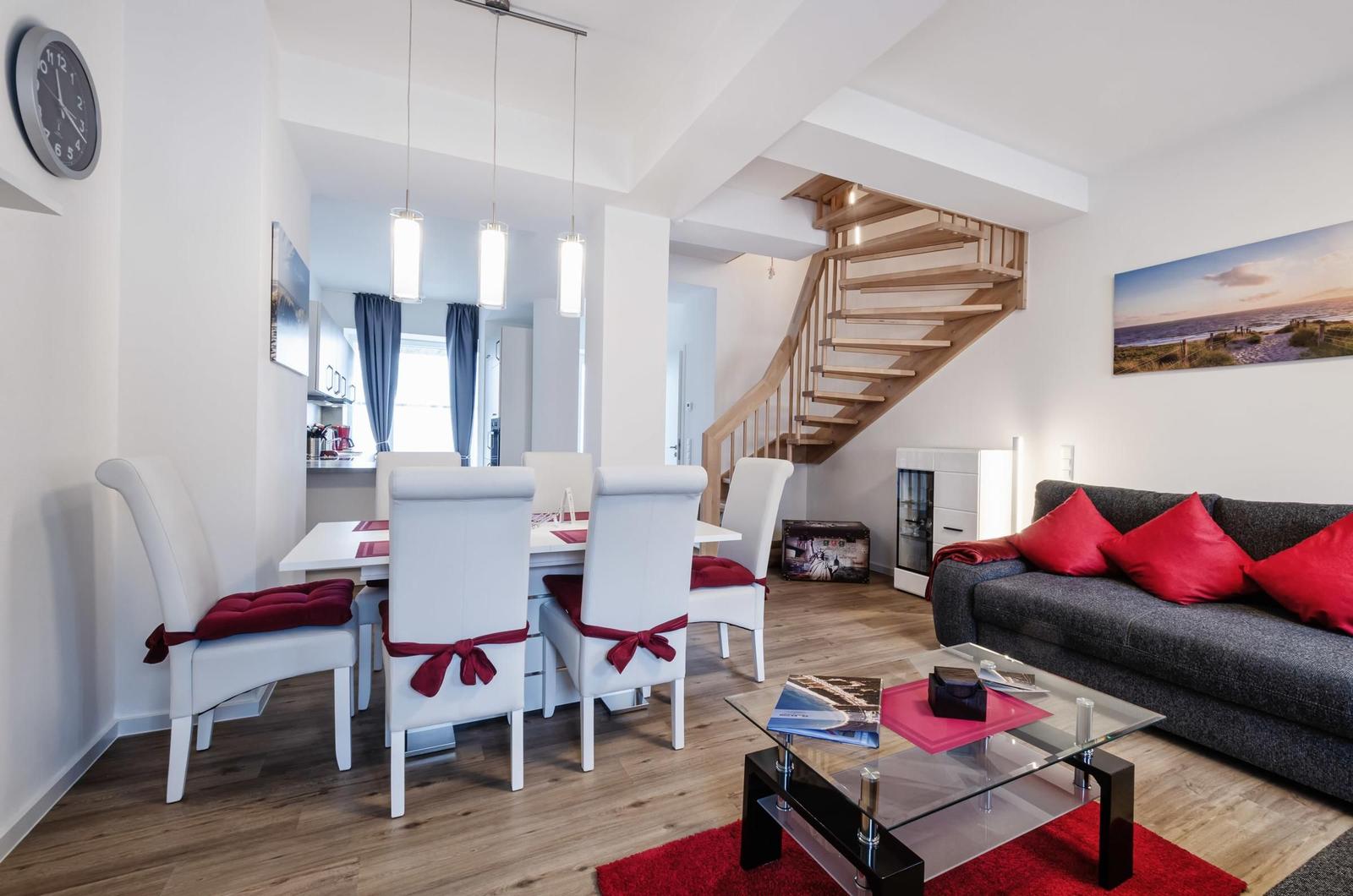 Wohn- /Essbereich: Couch, Schlafsofa, TV , Essbereich, Zugang zur Terrasse