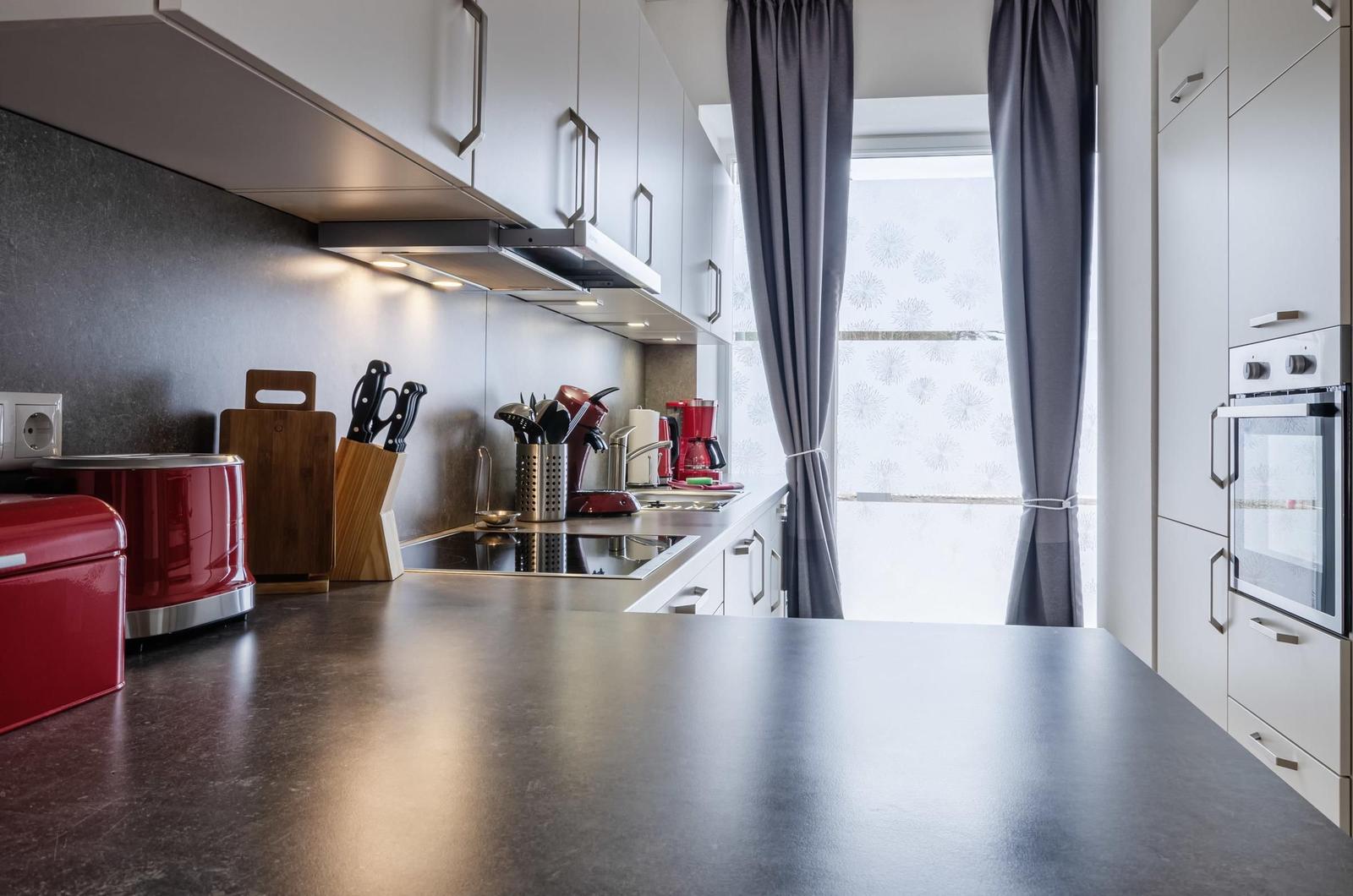 Wohn- /Essbereich: Couch, Schlafsofa, TV , Essbereich, Zugang zur Terrasse